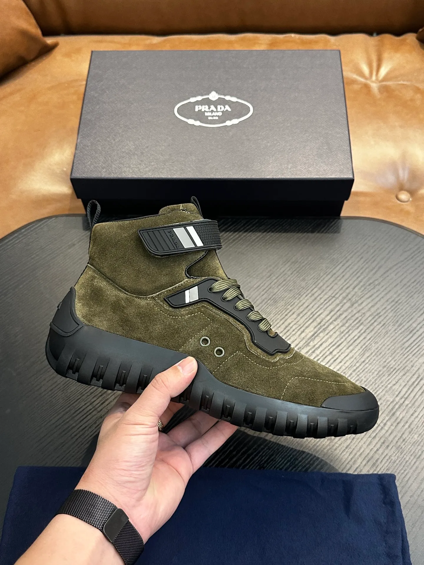 [ PRADA ] Top P: 880💰 ▪️Size: 39-44 (customized at 38.45) Prad*Prada (Mauri order can be made) new men's nylon fabric sneakers This casual sneaker combines elegant and innovative design. It is made of nylon stretch fabric and has a slip-on design. The upper strap is equipped with an adjustable metal buckle, and the letters "PRADA" are eye-catching on the side of the shoe. Comes with full original packaging!